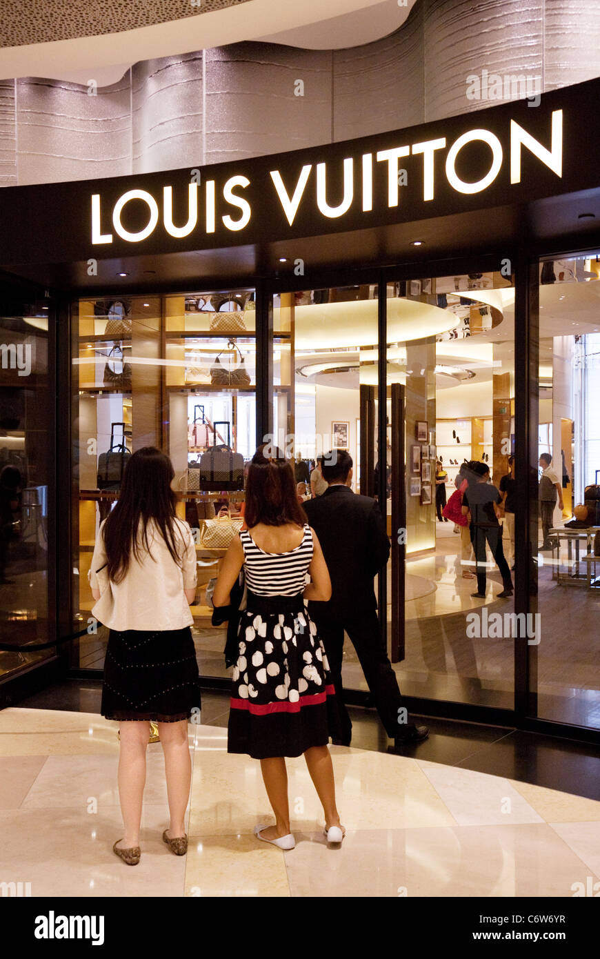 I clienti presso il negozio Louis Vuitton, Ion Shopping Mall, Singapore Asia Foto Stock