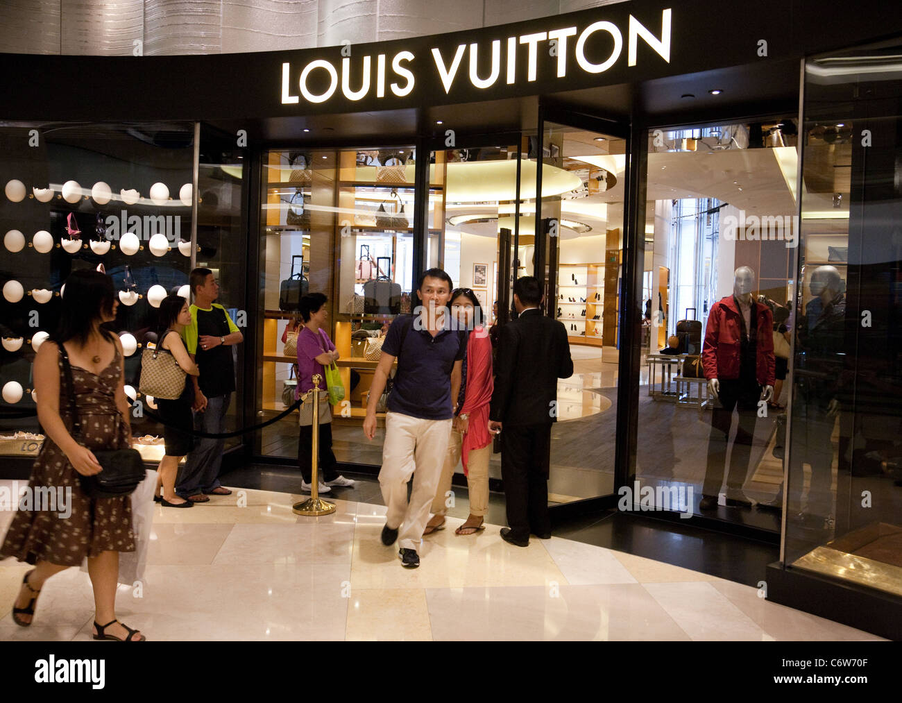 Louis Vuitton Singapore; - Clienti al negozio Louis Vuitton, al centro commerciale Ion, Singapore Asia Foto Stock