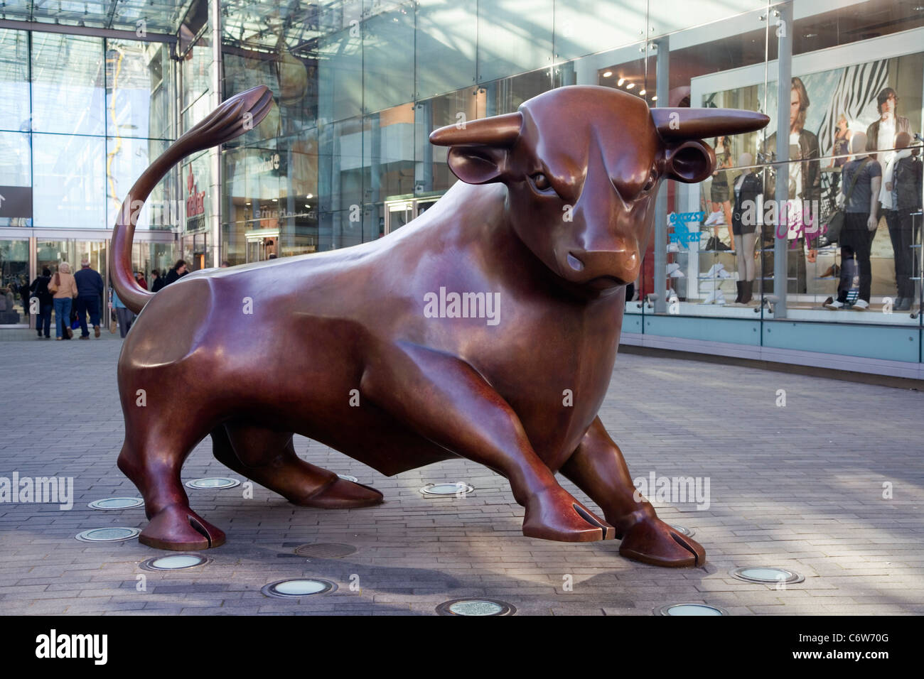 Sei tonnellata statua di bronzo di un toro da Laurence Broderick nel centro commerciale per lo shopping Bullring in Birmingham Foto Stock