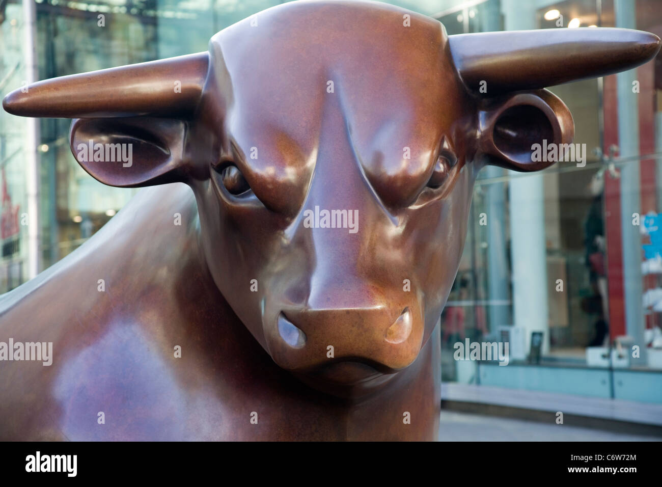 Close up 6 tonnellata statua di bronzo di un toro da Laurence Broderick nel centro commerciale per lo shopping Bullring in Birmingham Foto Stock