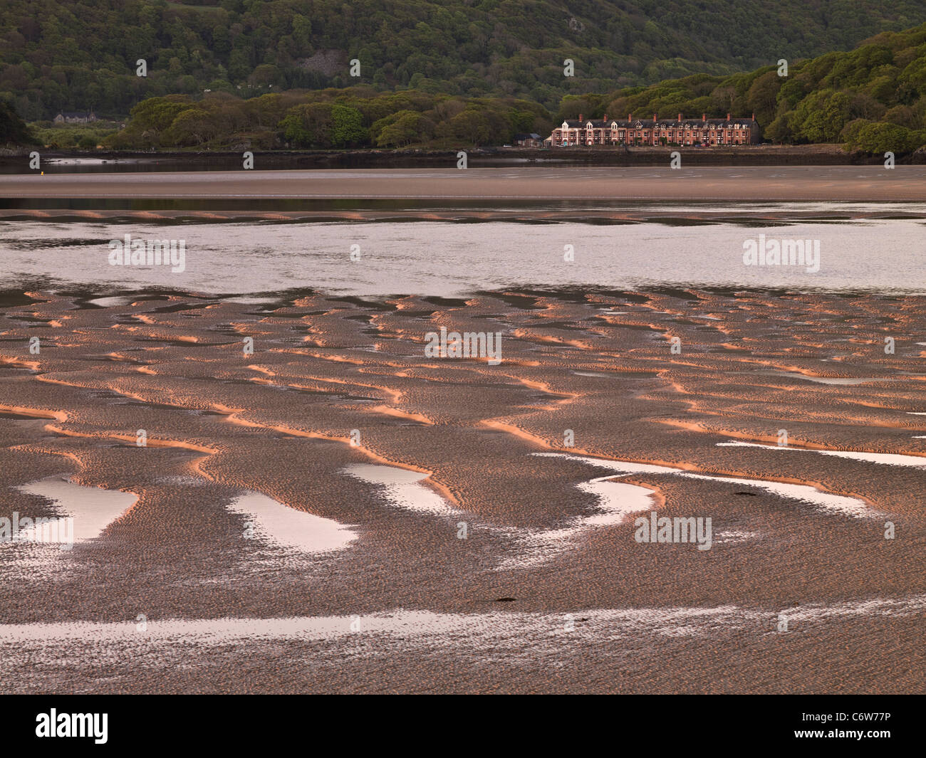 Blaenau Ffestiniog estuario a bassa marea con terrazza del cottage a distanza Foto Stock