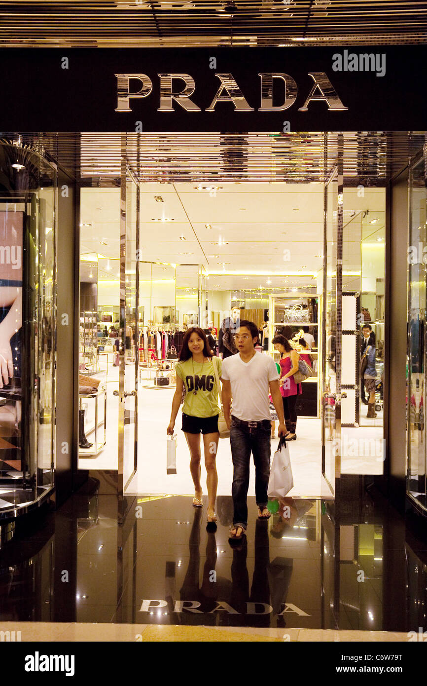 I clienti di lasciare il negozio Prada, Ion shopping mall, Singapore Asia Foto Stock