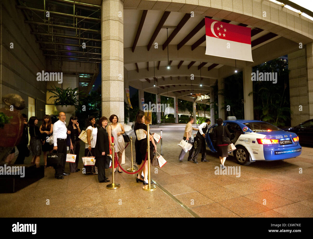 Le persone in attesa in linea per un taxi, lo ione shopping mall, Singapore Asia Foto Stock