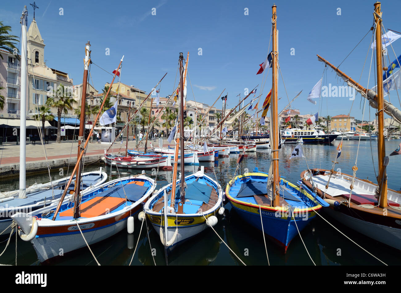 Barche di legno o barche da pesca nel porto di Sanary o Sanary-sur-Mer sulla costa mediterranea Côte-d'Azur o Costa Azzurra, Francia Foto Stock