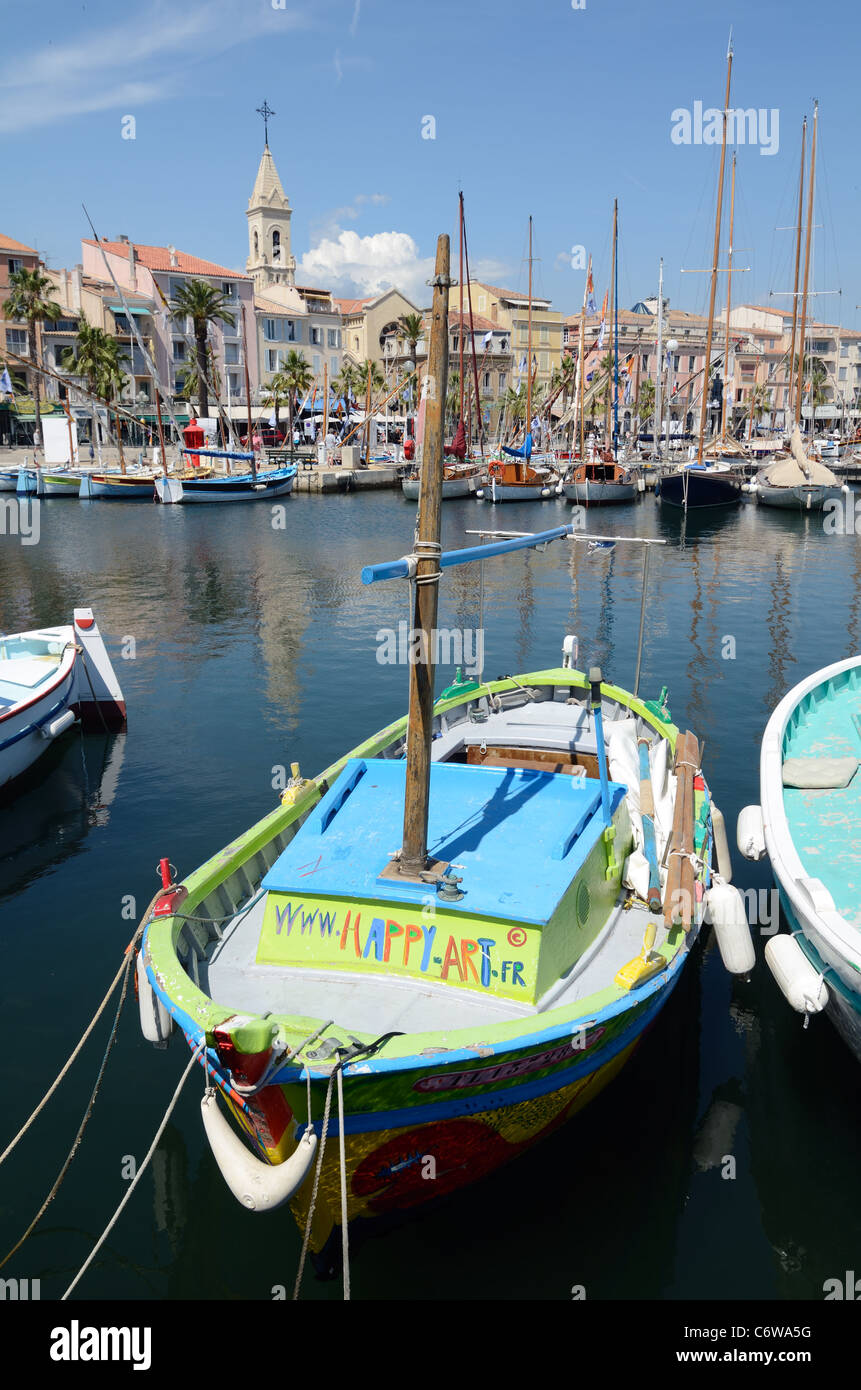 Colorata barca di legno dipinto, barca da pesca o Pointu nel Porto Vecchio, Porto Pleasure o Porto di Sanary-sur-Mer Côte d'Azur Francia meridionale Foto Stock