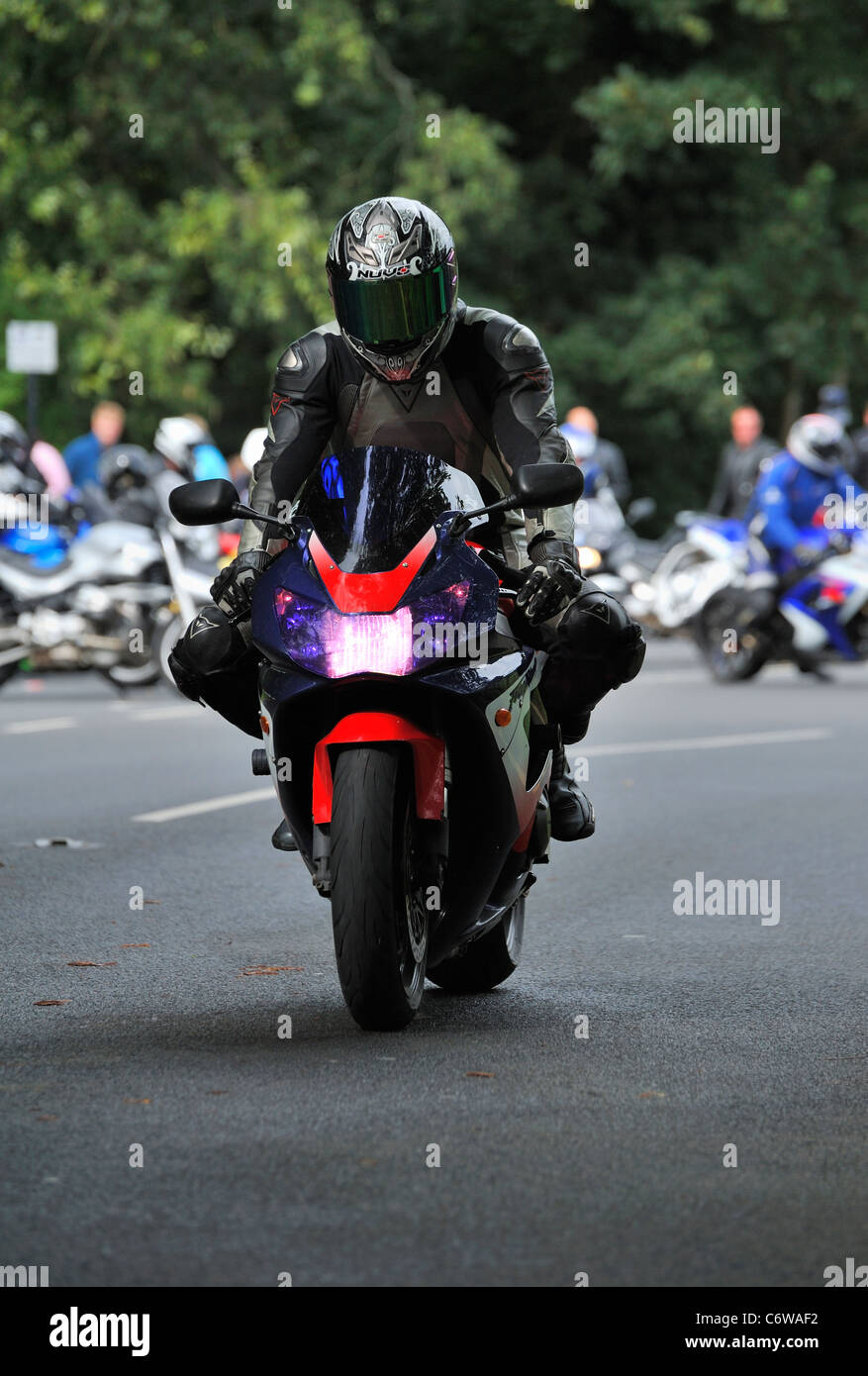 Motore ciclista lascia i diavoli ponte su una Honda Fireblade Foto Stock