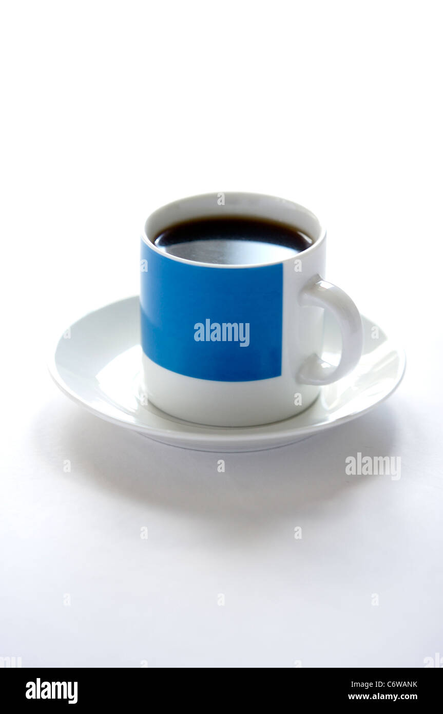 Una tazza di caffè nero in un blu brillante mug Foto Stock