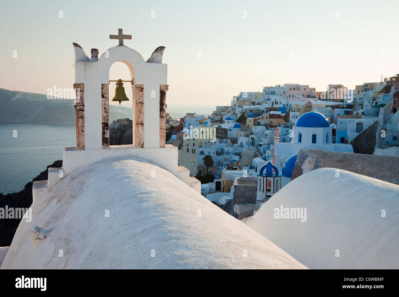La chiesa che si affaccia sul mare nel villaggio di Oia (la), Santorini (Thira), Isole Cicladi, il Mare Egeo, in Grecia, in Europa Foto Stock