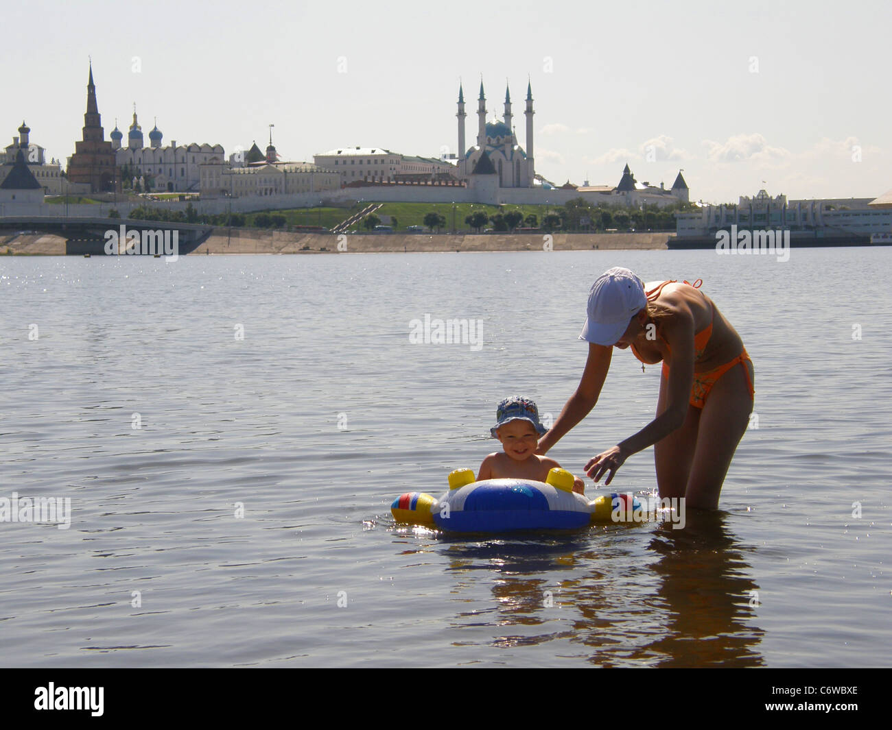 Una madre e figlio galleggiante al Cremlino di Kazan Foto Stock