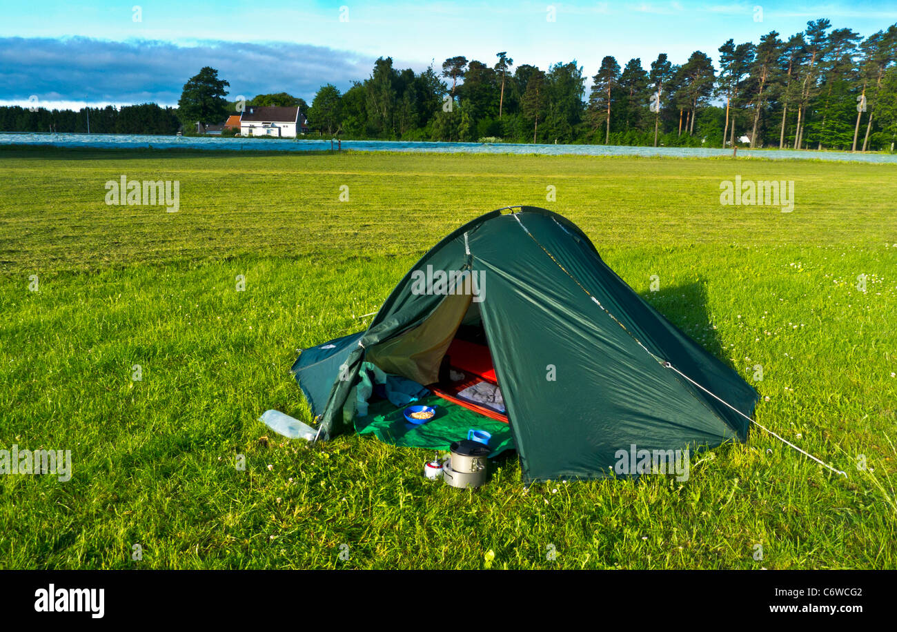 Una piccola tenda campeggio in un campo a Møglestu Gård campeggio, Lillesand, Norvegia Foto Stock