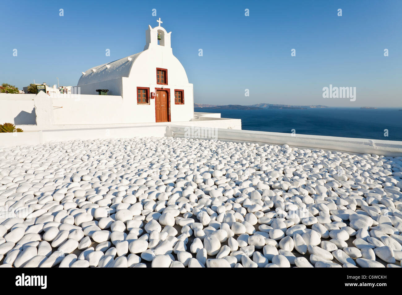 La chiesa che si affaccia sul Mar Egeo nel villaggio di Oia (la), Santorini (Thira), Isole Cicladi Grecia, Europa Foto Stock