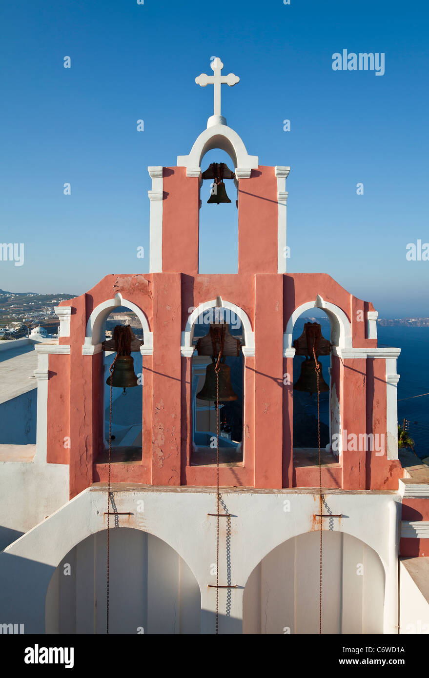 Torre campanaria del Sanctus Ioannes Baptista chiesa in Fira, Santorini (Thira), Isole Cicladi, Grecia Foto Stock