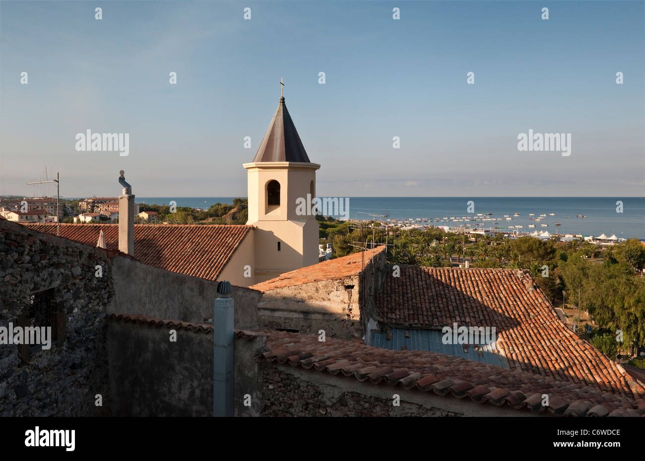La vista sui tetti in tegole del centro storico di Scalea, Calabria, Italia, verso il mare Foto Stock