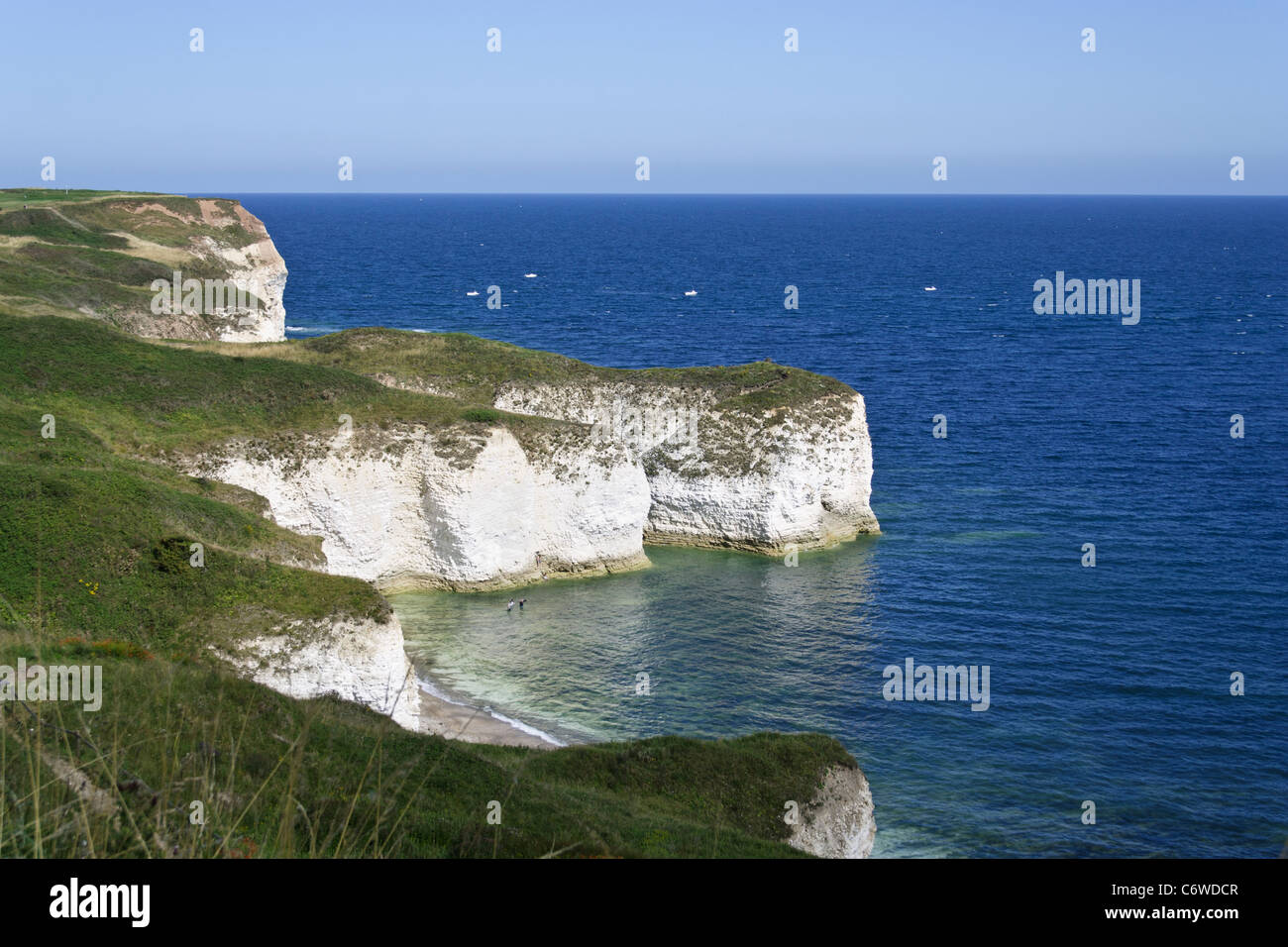 Flamborough Head sulla East Yorkshire Coast mostra chalk scogliere e mare blu Foto Stock