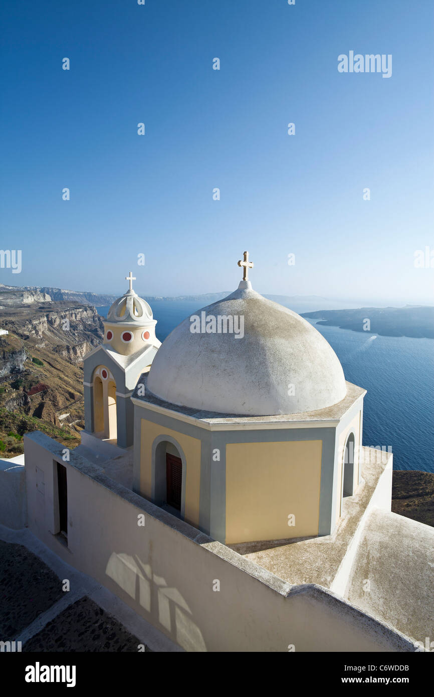 Chiesa greco-ortodossa di Fira, Santorini (Thira), Isole Cicladi, il Mare Egeo, in Grecia, in Europa Foto Stock