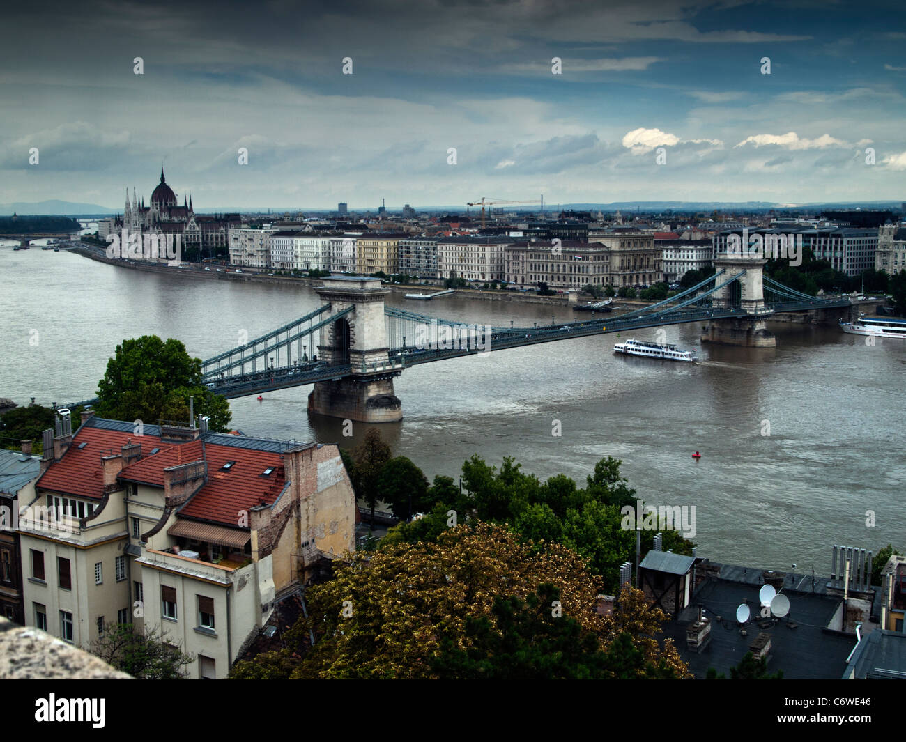 Budapest, Ungheria, che mostra la catena di Széchenyi ponte sul Danubio Foto Stock