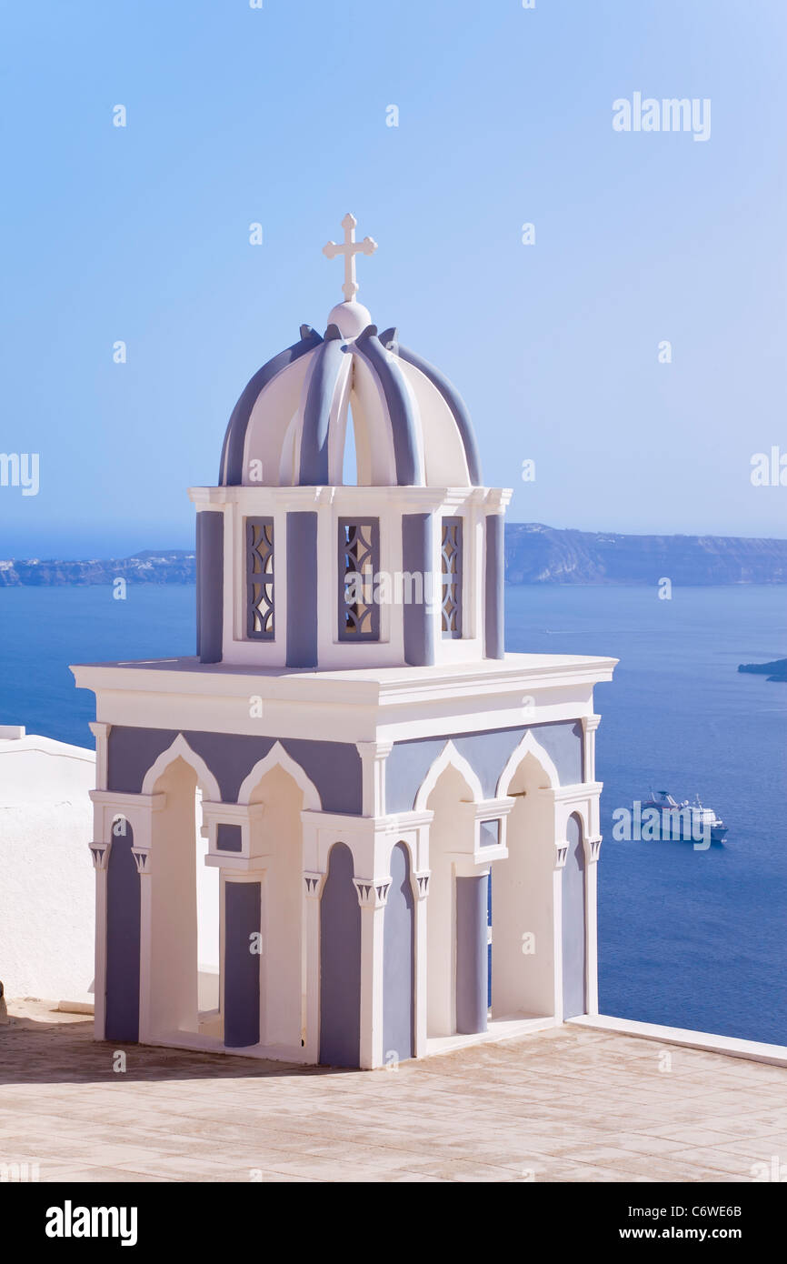 Campanile della Chiesa Ortodossa che si affaccia sulla caldera a Fira, Santorini (Thira), Isole Cicladi, il Mare Egeo, in Grecia, in Europa Foto Stock