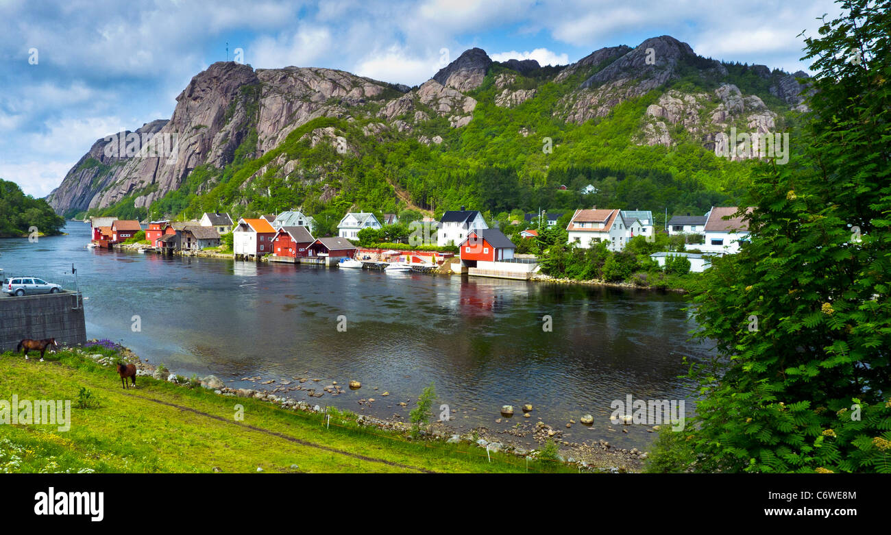 Ana Sira village un tipico villaggio costiero della Soerland, Rogaland, Norvegia Foto Stock