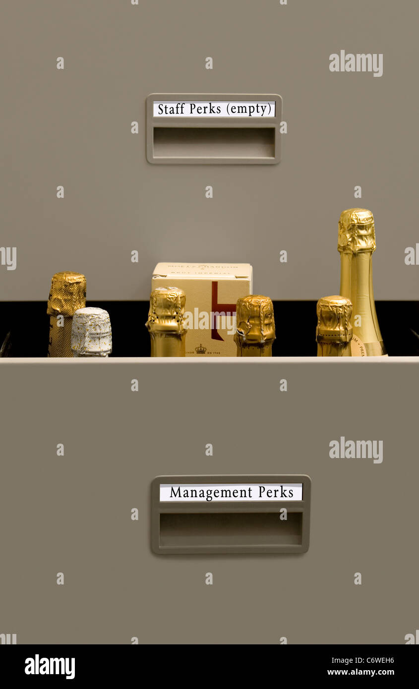 La figura mostra un 'staff perks (vuoto)", cassetto (sopra), e il 'Management perks' trarne pieno di champagne Foto Stock