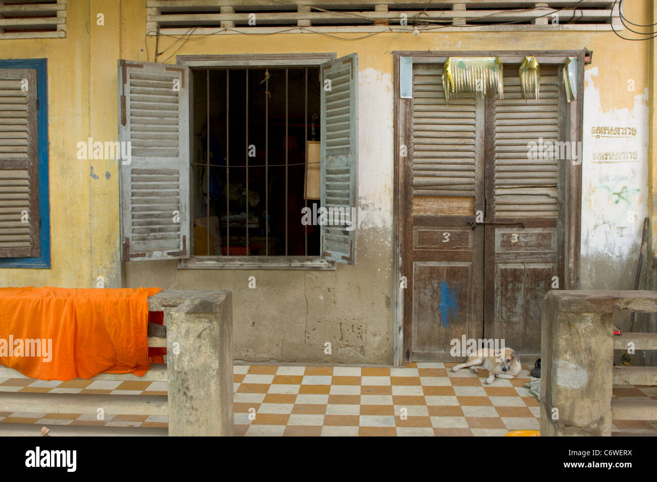 I monaci quarti al Wat Kessararam, presumibilmente utilizzato come centro di tortura dai Khmer rossi, Siem Reap, Cambogia Foto Stock