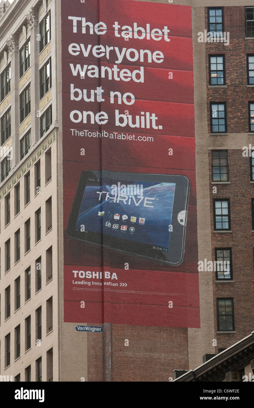 Pubblicità affissioni per Toshiba Thrive tablet in New York City borough di Manhattan, NY, giovedì 4 agosto 2011. Foto Stock