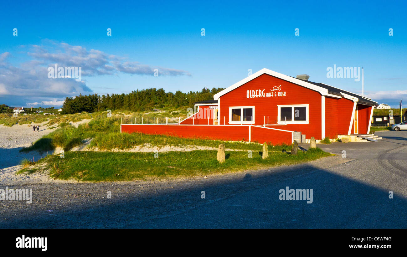 Tradizionale baita norvegese accanto ad una spiaggia, Ølberg, Norvegia Foto Stock