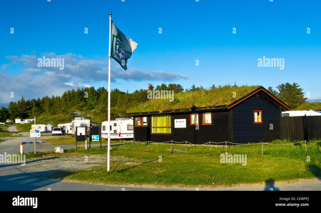 Una coperta di erba capanna a un campeggio, Ølberg, Norvegia Foto Stock