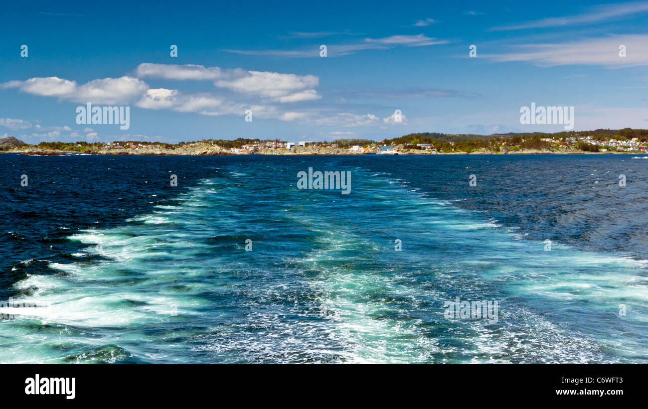 Barca a vela lontano da SKUDENESHAVN, Norvegia Foto Stock