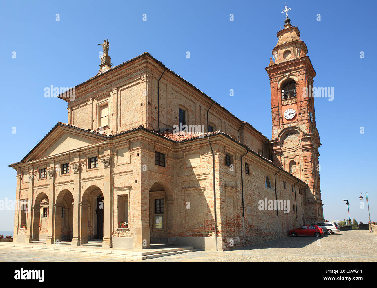 Vecchia chiesa facciata in Diano D'Alba - piccola città in Piemonte, Italia settentrionale. Foto Stock