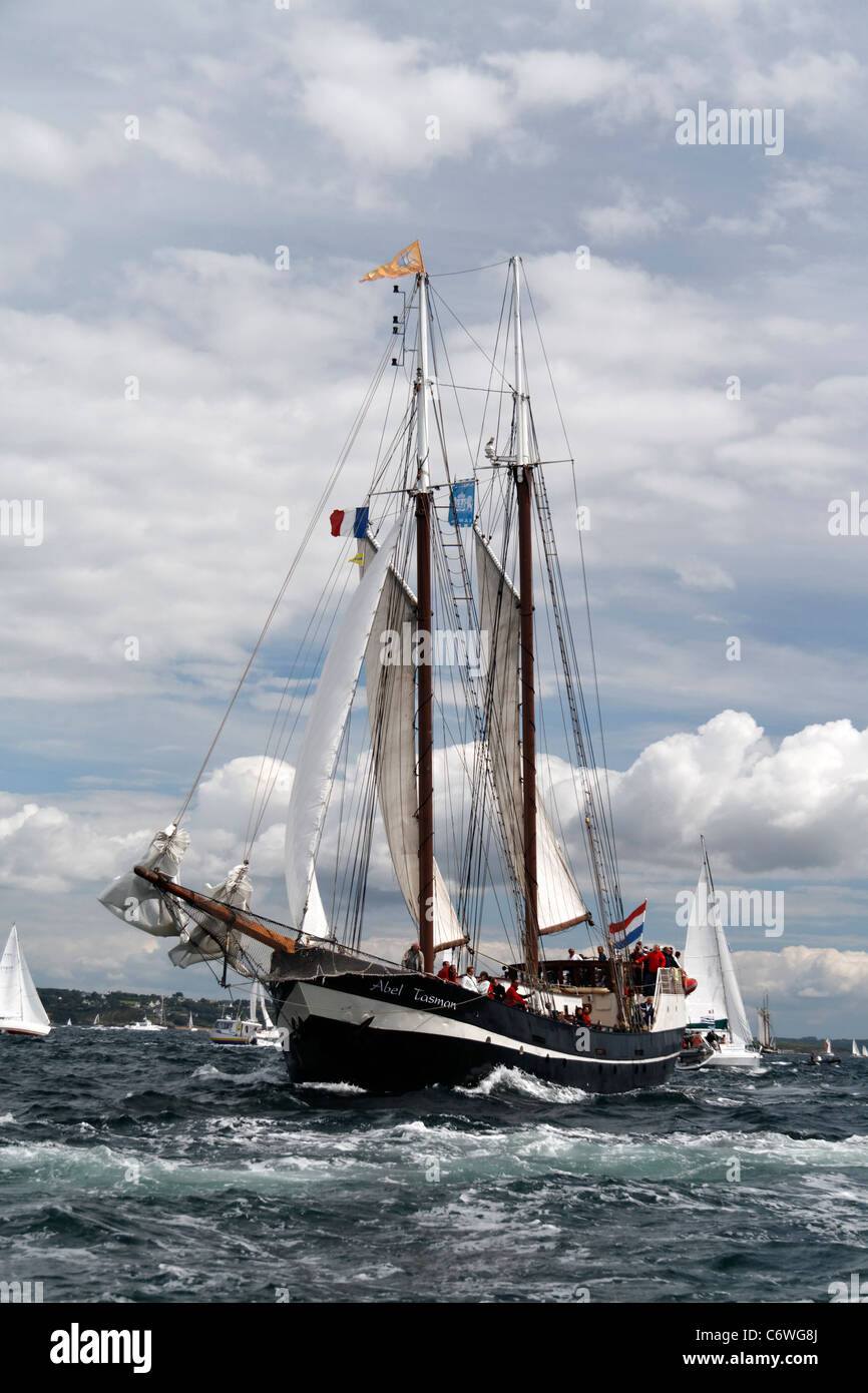 Abel Tasman : acciaio-goletta mondati (Barth, Germania), la barca a vela nella baia di Brest (Brittany, Francia). Foto Stock