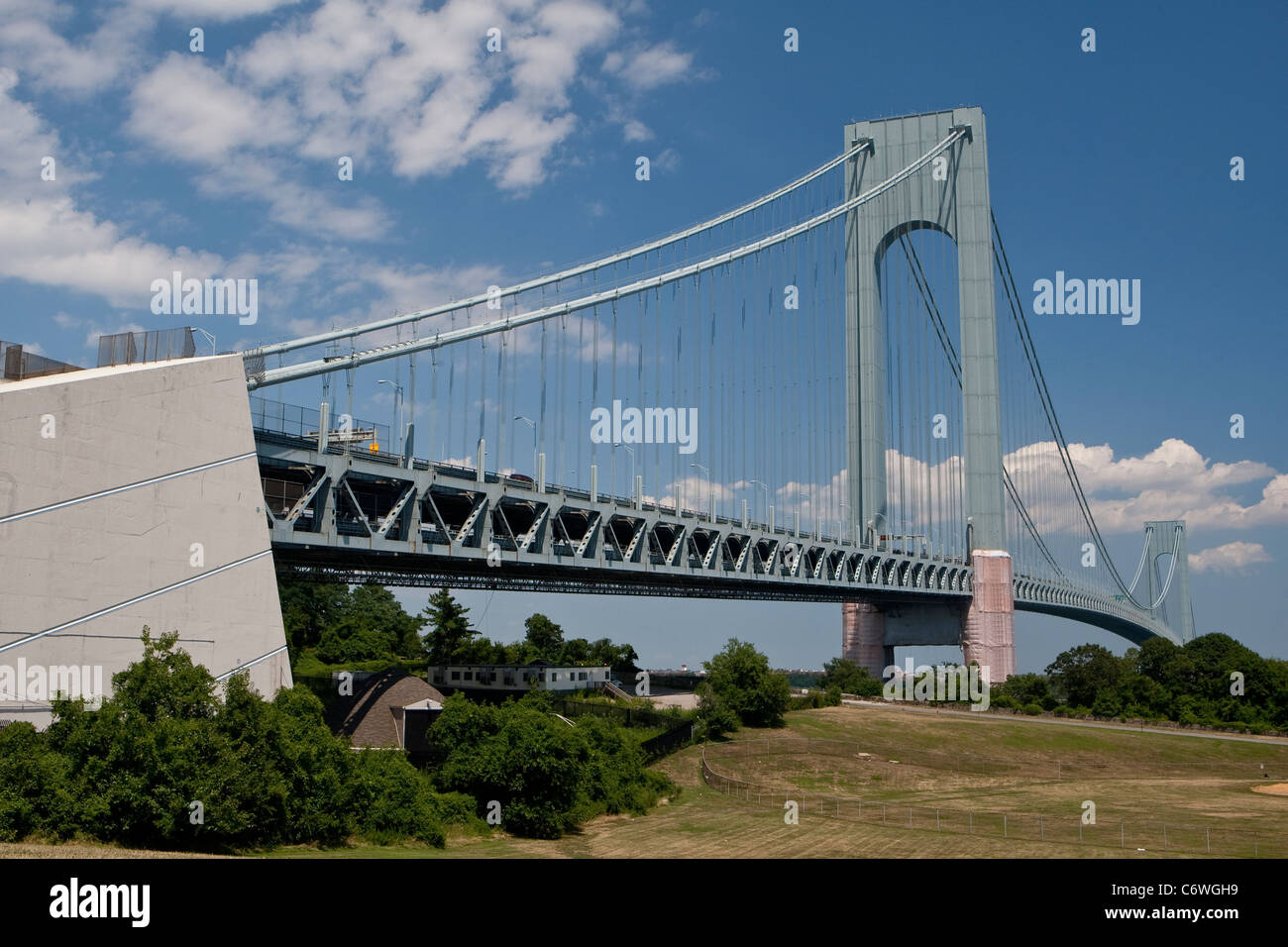 Ponte Verrazano-Narrows è raffigurato nella città di New York borough di Staten Island NY, domenica 31 luglio, 2011. Foto Stock
