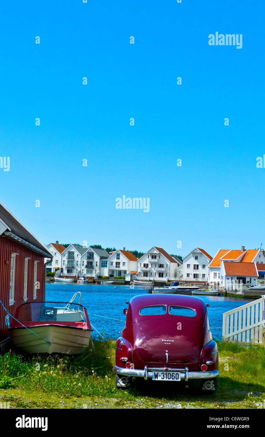 Vintage auto parcheggiate nel porto interno, Skudeneshavn, Rogaland, Norvegia Foto Stock