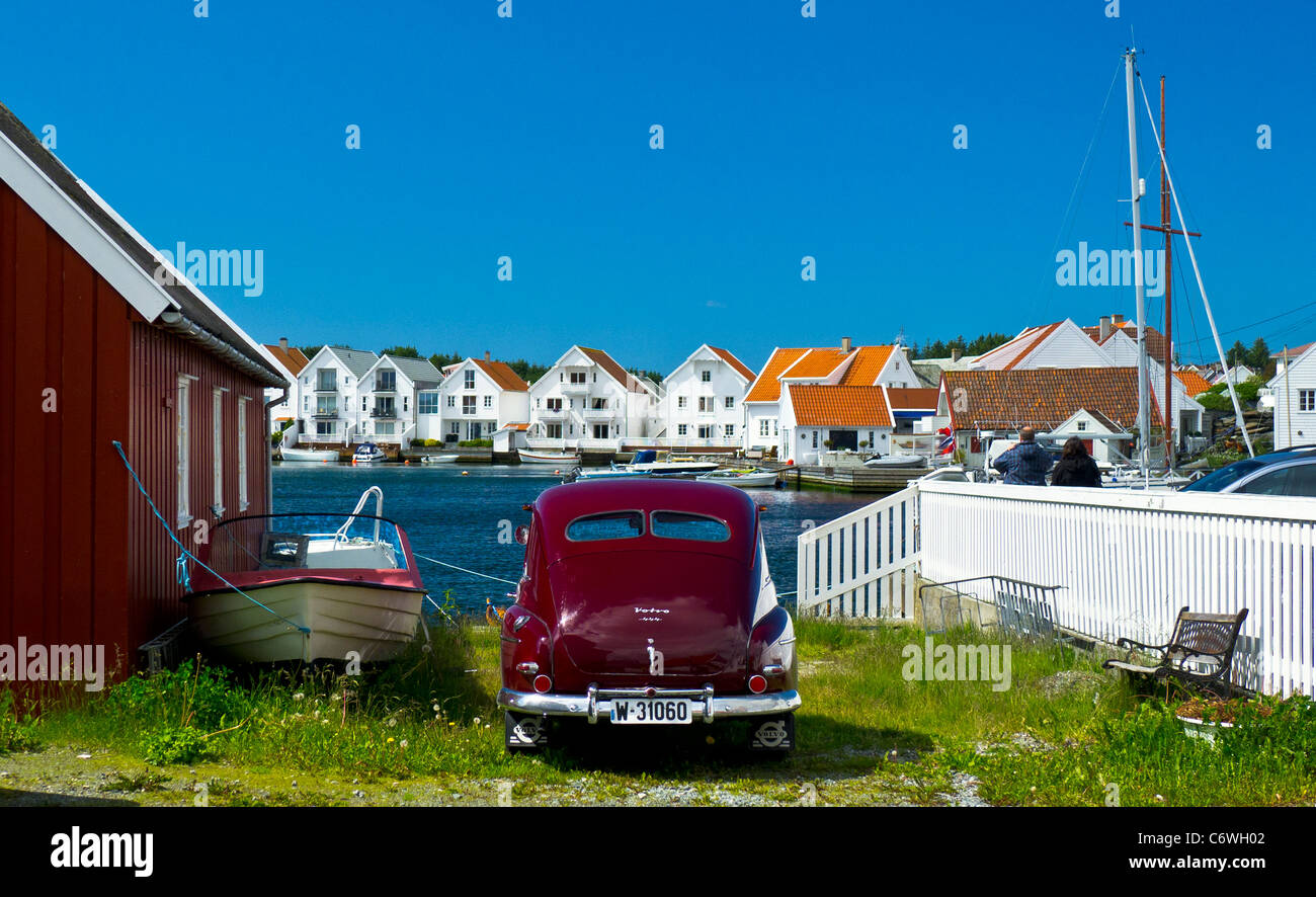 Vintage auto parcheggiate nel porto interno, Skudeneshavn, Rogaland, Norvegia Foto Stock