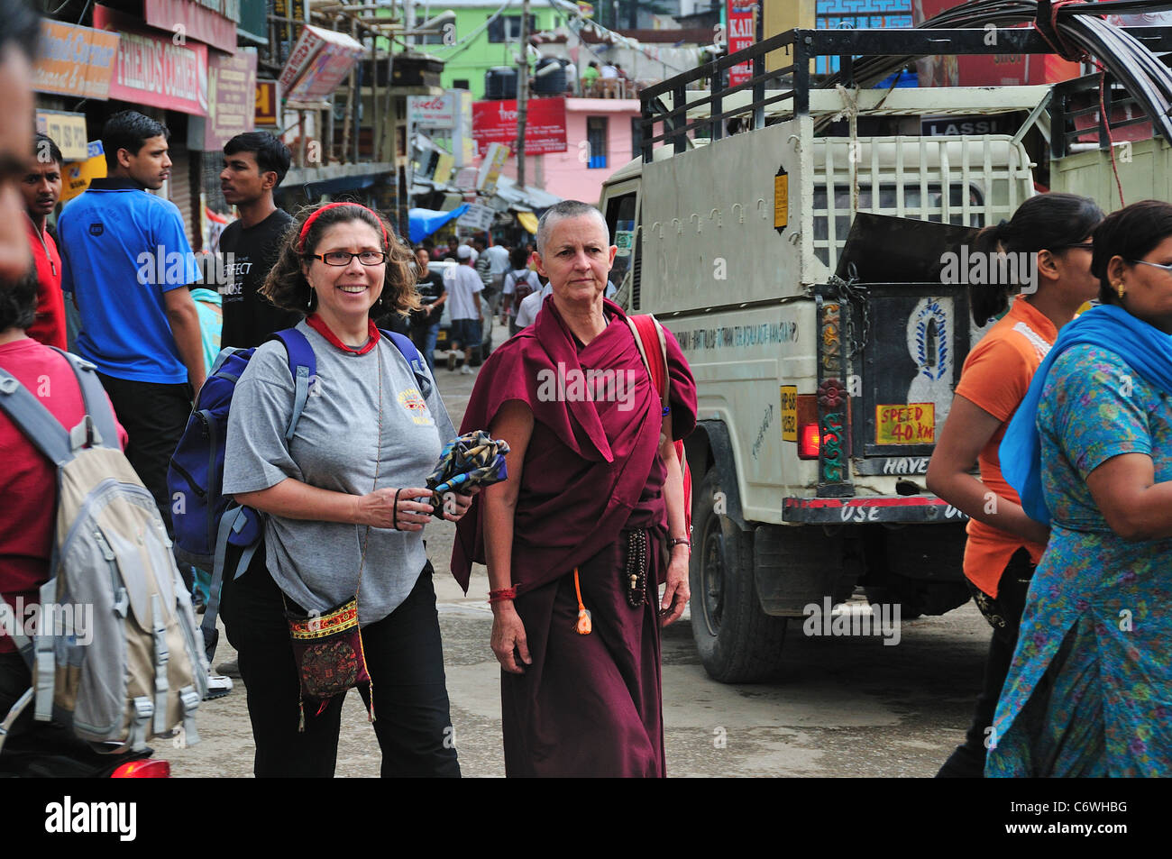 Esteri monaco femmina sulla strada. Foto Stock