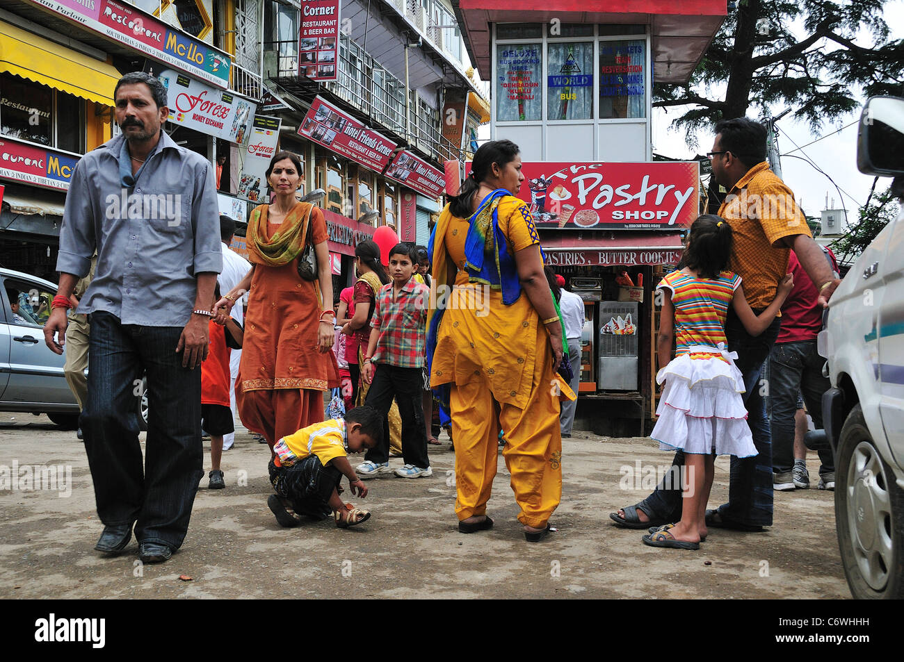 Sulla strada principale di McLeod Ganj. Foto Stock