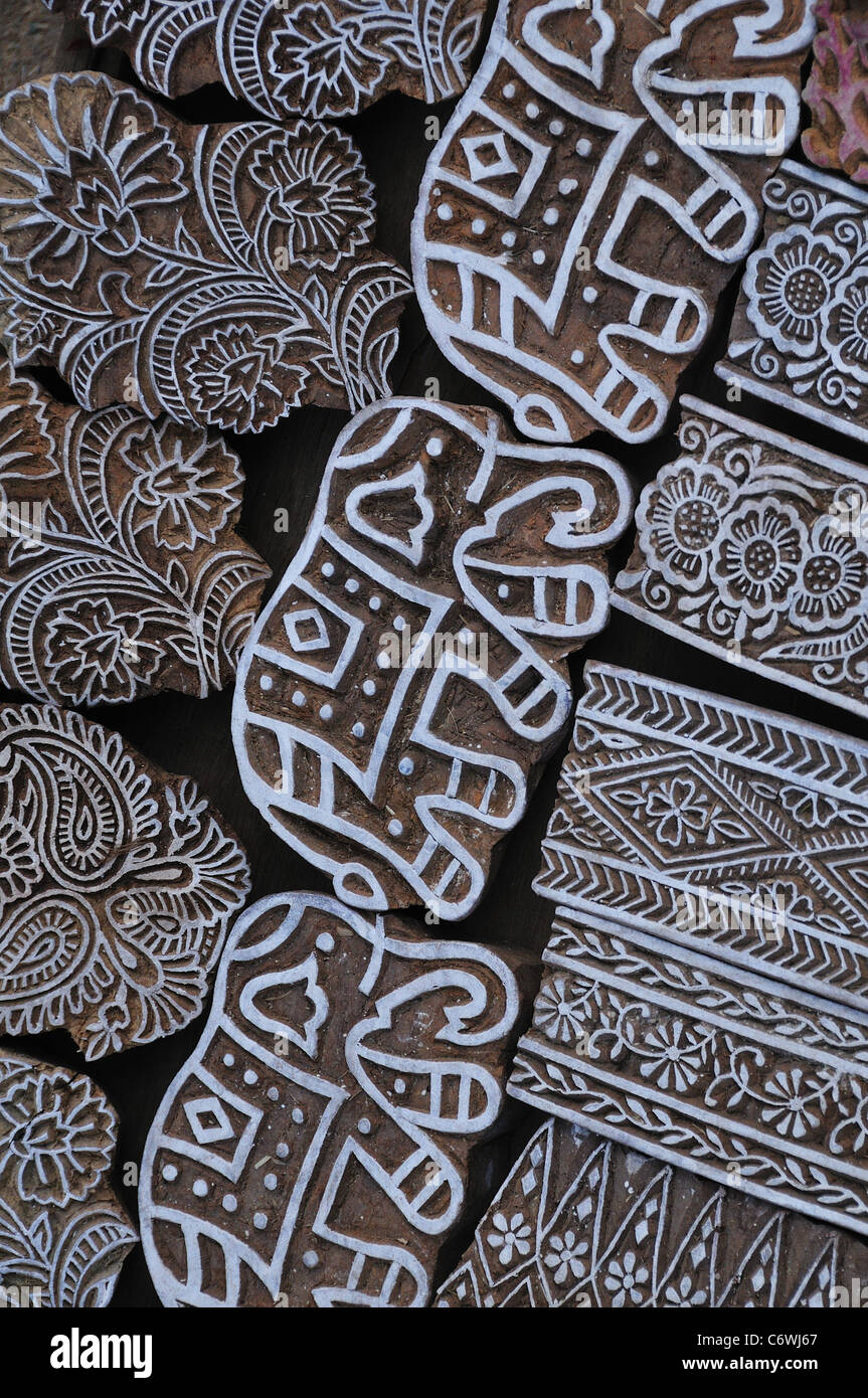 Legno curvato i francobolli sono in vendita su strada. Foto Stock