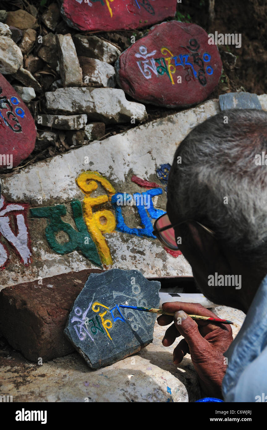 L'uomo pittura le mani la pietra. Foto Stock