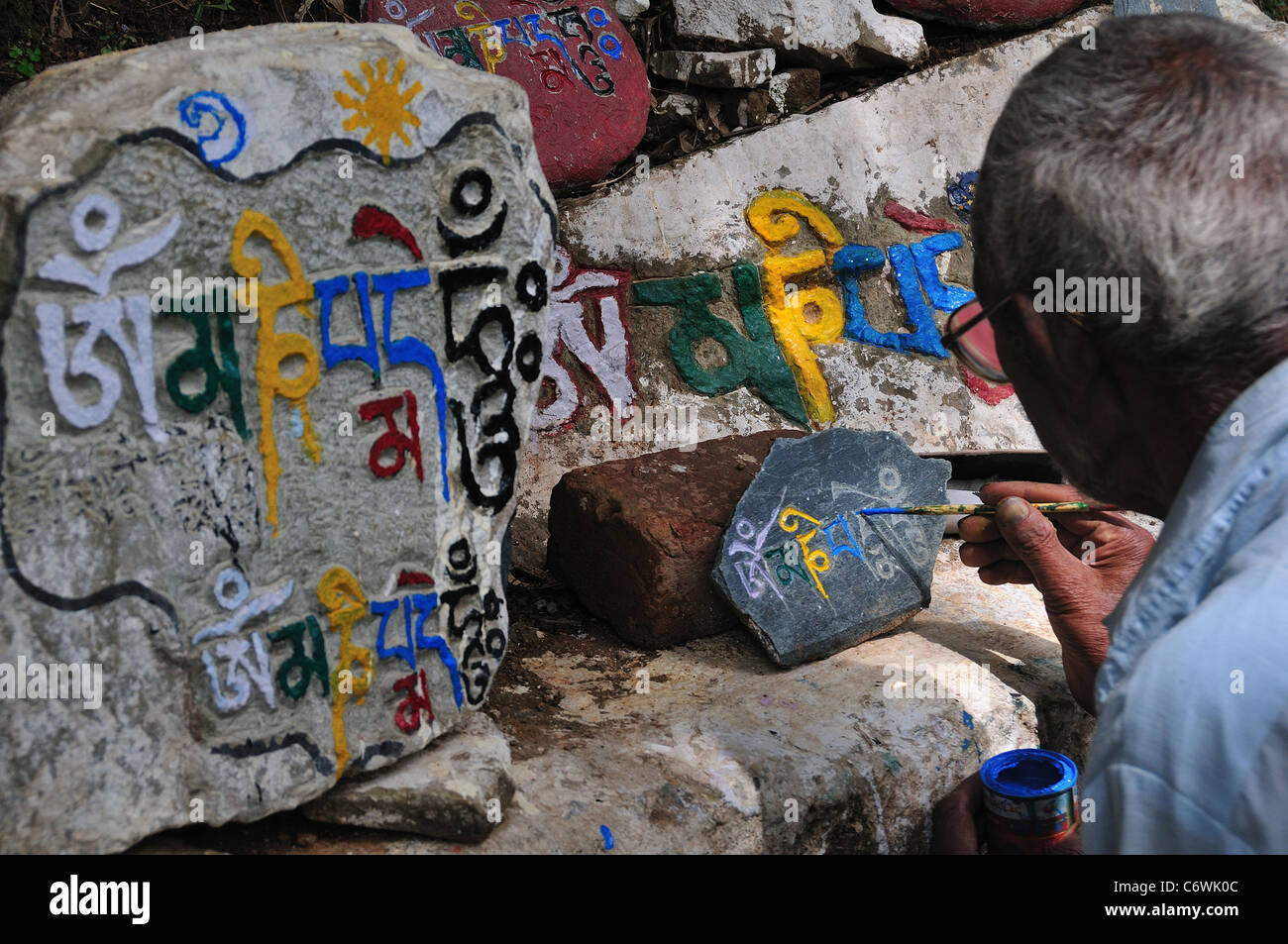 L'uomo pittura le mani la pietra. Foto Stock