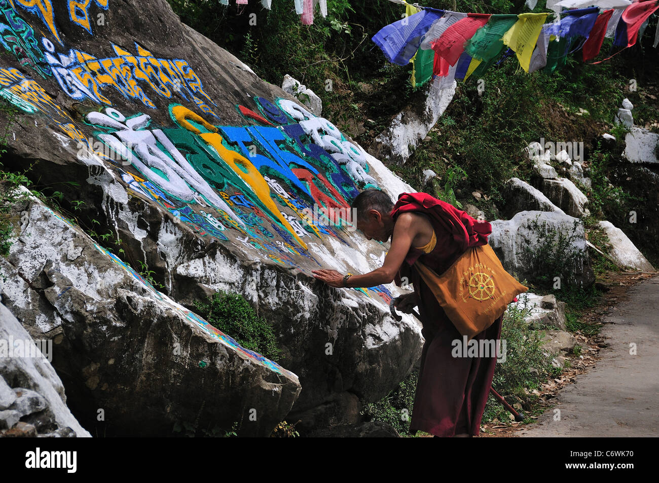Monaco tibetano pregare a mani la pietra. Foto Stock
