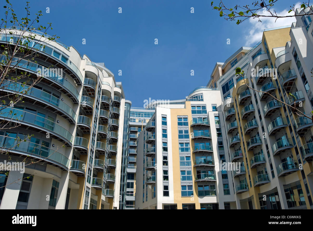 Xxi secolo blocchi di appartamenti sviluppati su ex terreni industriali da parte del fiume Tamigi a battersea raggiungere Londra, Inghilterra Foto Stock