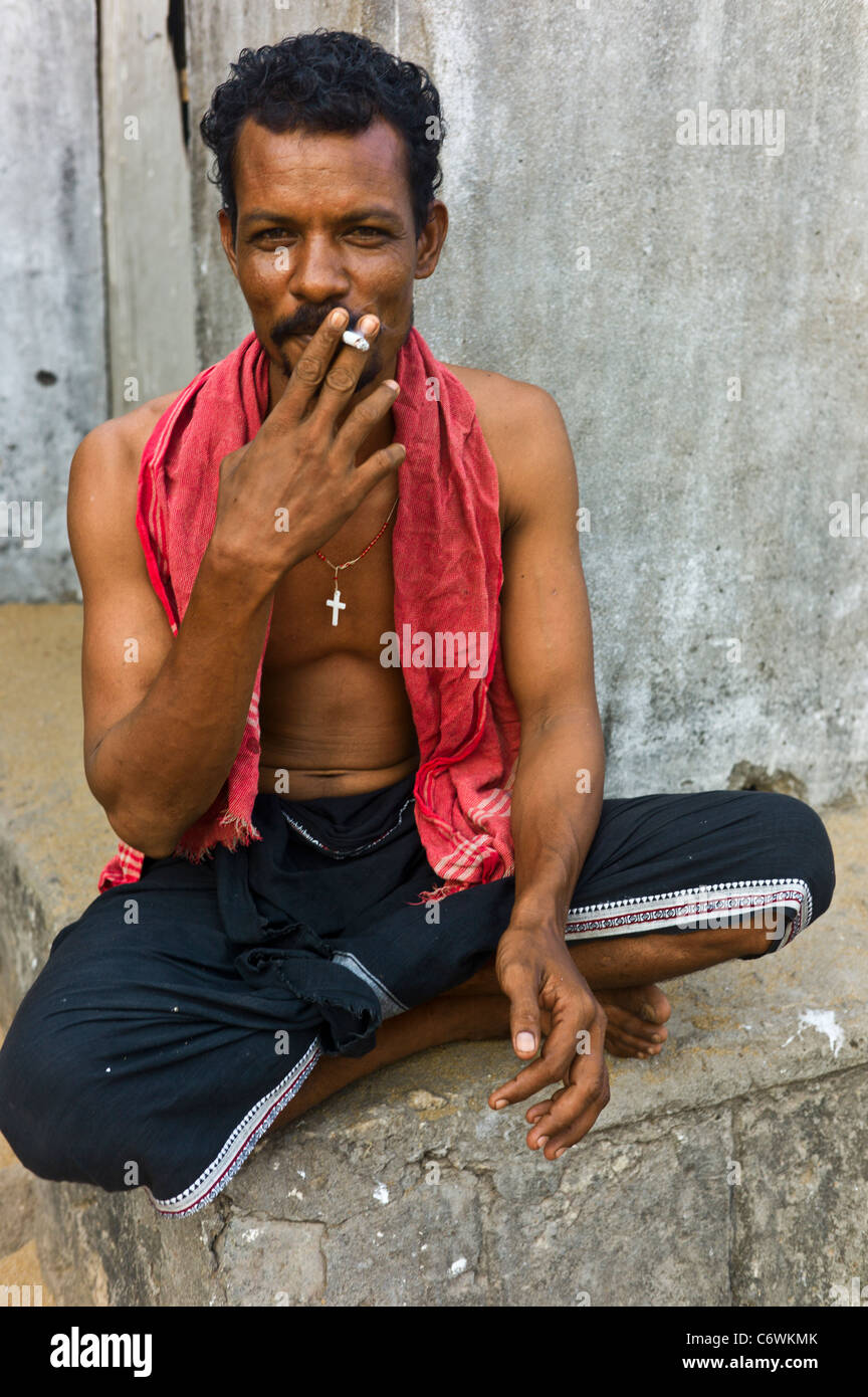 Un fumatore indiano in Kannur, Kerala, India. Foto Stock