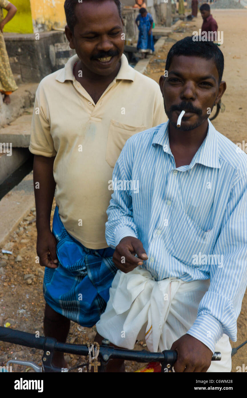 Un fumatore indiano in Kannur, Kerala, India. Foto Stock