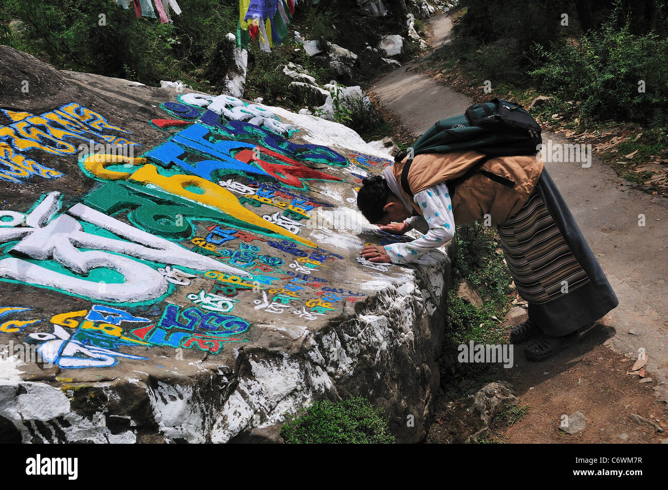 Il Tibetano donna orante a mani la pietra. Foto Stock