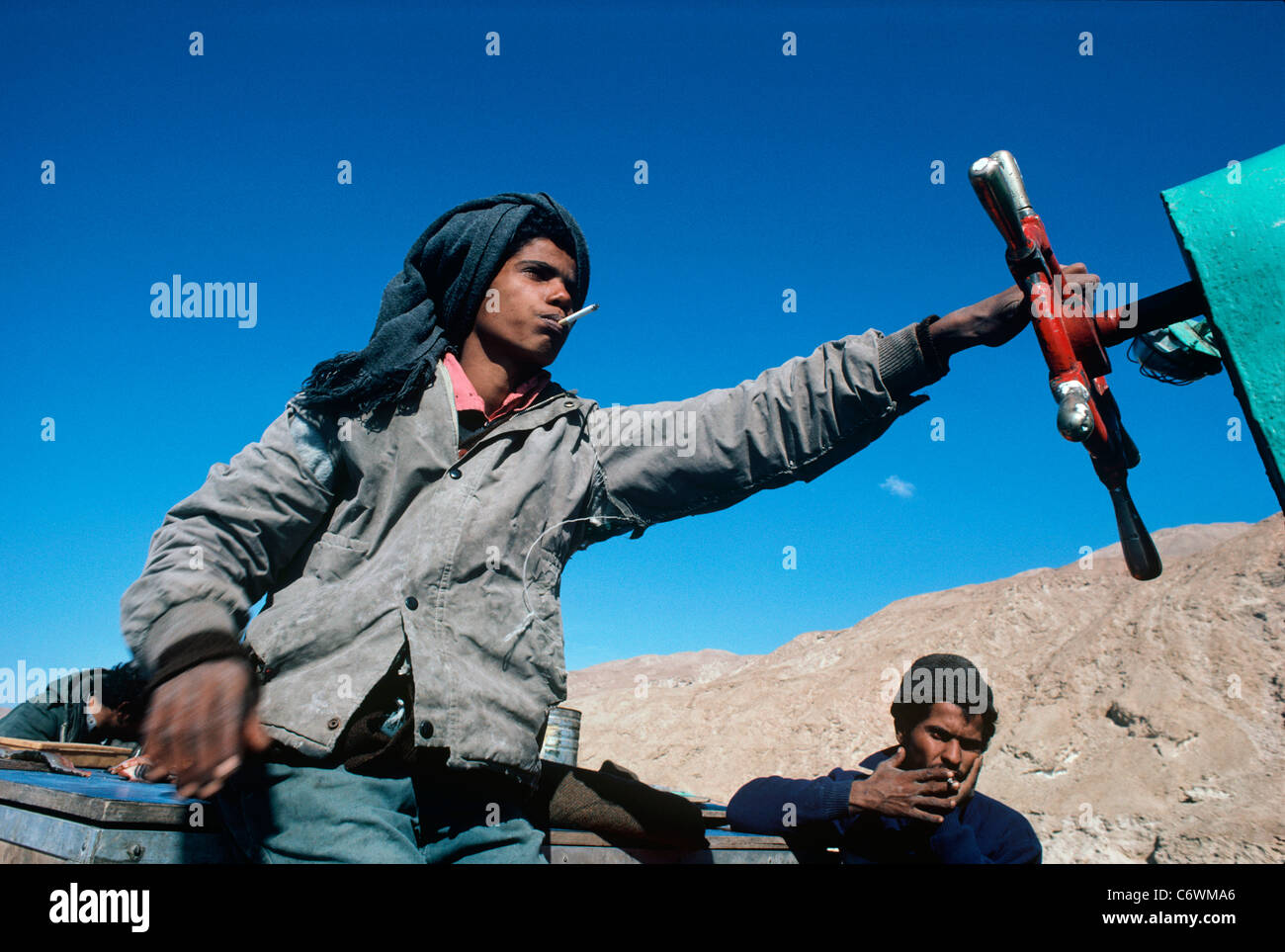 Beduina sterzo pescatore la sua barca. Il Sinai, Egitto, Mar Rosso Foto Stock