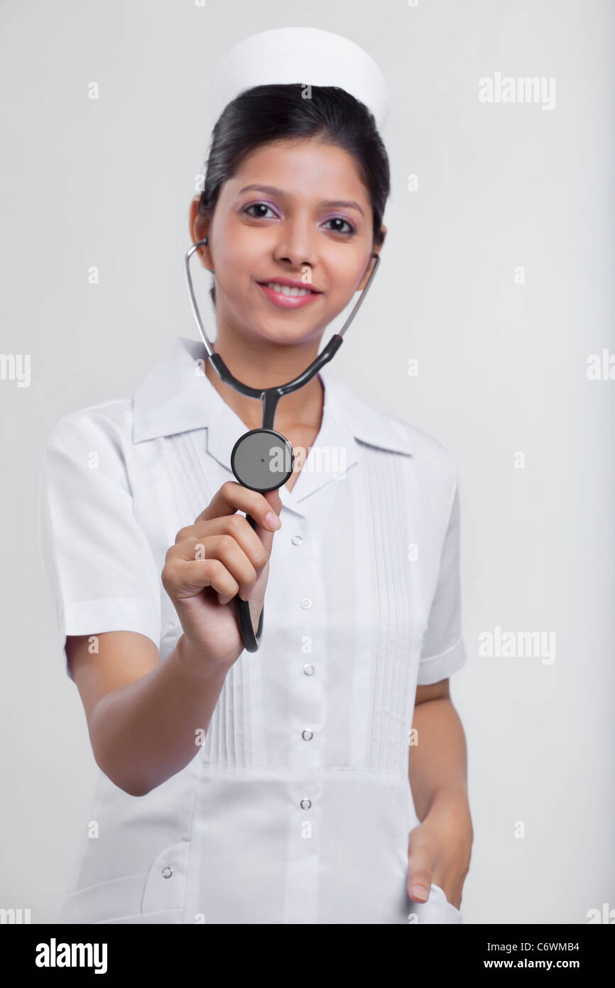 Ritratto di un infermiere con uno stetoscopio Foto Stock