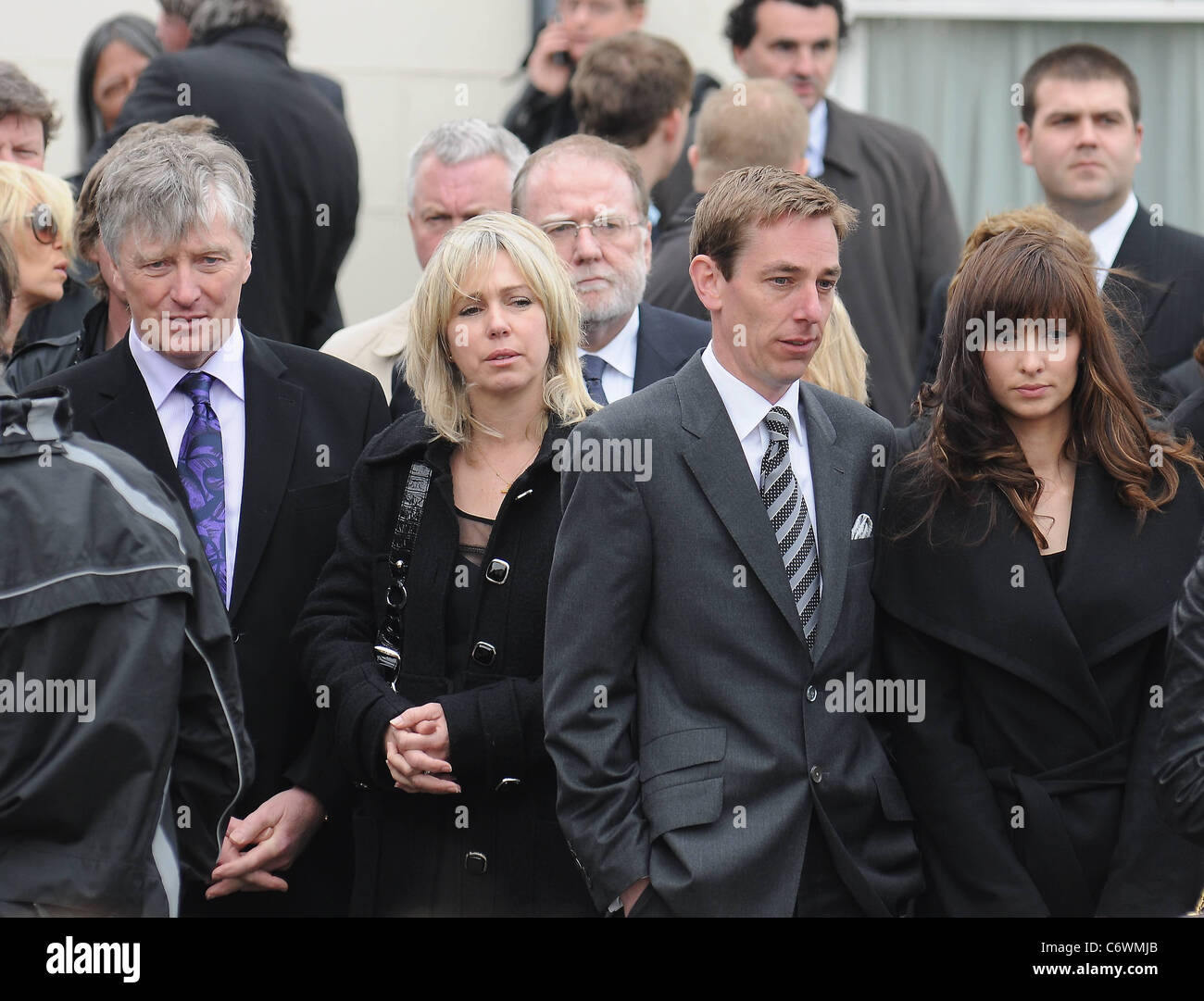 Pat Kenny, Kathy Kenny, Ryan Tubridy, Aoibhinn Ni Shuilleabhain il funerale del cotech emittente Gerry Ryan presso la chiesa di San Foto Stock