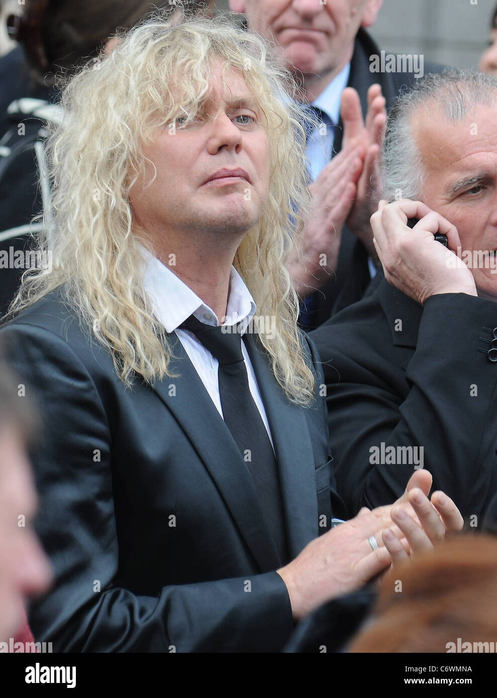 Rick Savage il funerale del cotech emittente Gerry Ryan presso la chiesa di San Giovanni Battista, Clontarf, Dublino, Irlanda - Foto Stock