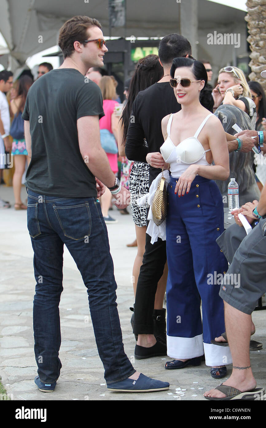 Dita Von Teese campana che indossa pantaloni di fondo e un giubbotto top con busto conica al 2010 Coachella Valley Musica e Arti Foto Stock