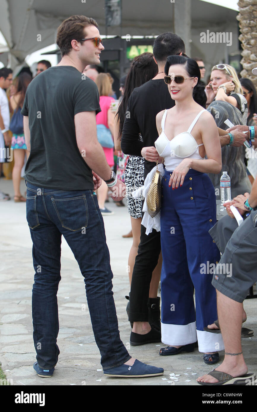 Dita Von Teese campana che indossa pantaloni di fondo e un giubbotto top con busto conica al 2010 Coachella Valley Musica e Arti Foto Stock