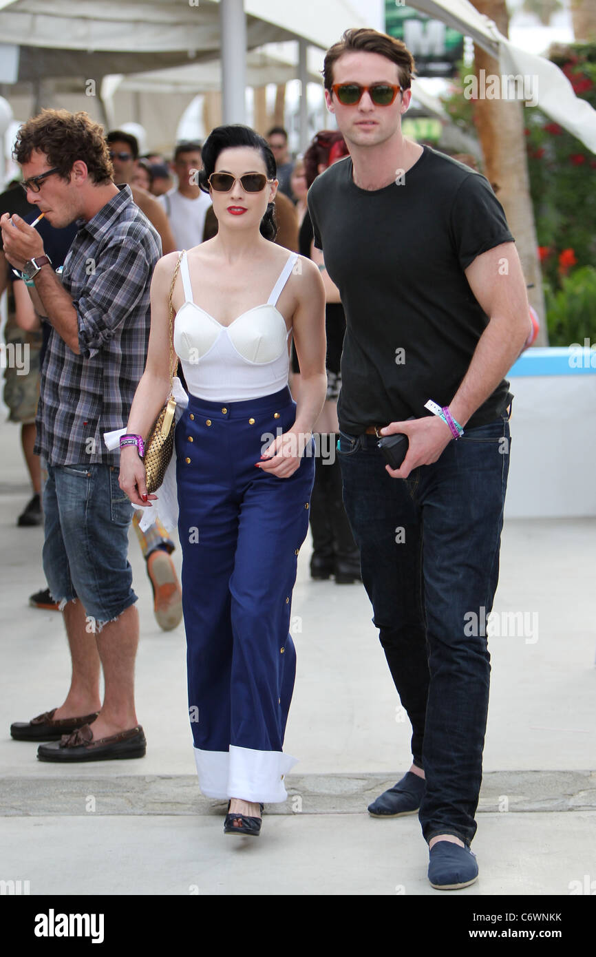 Dita Von Teese campana che indossa pantaloni di fondo e un giubbotto top con busto conica al 2010 Coachella Valley Musica e Arti Foto Stock